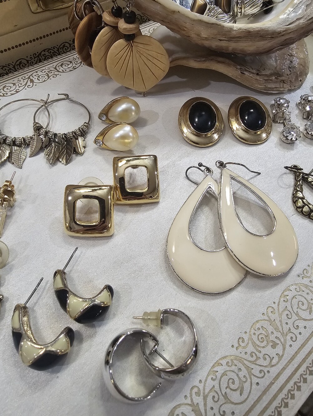 Assorted Women's Earrings Set - Neutral & Gold Tones - Picture 4 of 8
